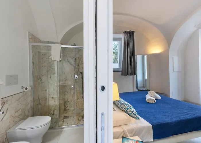 招待所 Emanuel White