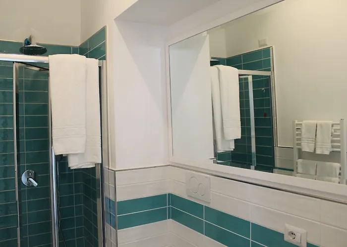 招待所 Emanuel White